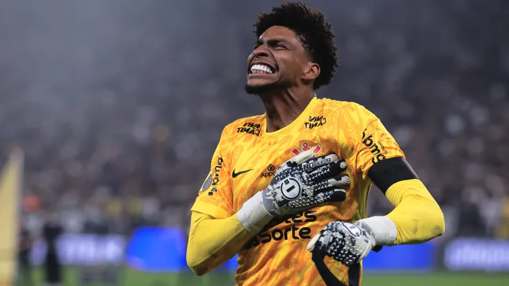 Hugo Souza em ação pelo Corinthians - Foto: Ettore Chiereguini/AGIF