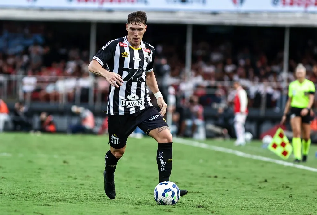 SP – SAO PAULO – 20/04/2025 – BRASILEIRO A 2025, SAO PAULO X SANTOS – Rollheiser jogador do Santos durante partida contra o Sao Paulo no estadio Morumbi pelo campeonato Brasileiro A 2025. Foto: Fabio Giannelli/AGIF