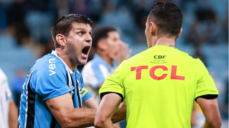 Kannemann reclamou bastante com a arbitragem na eliminação do Grêmio