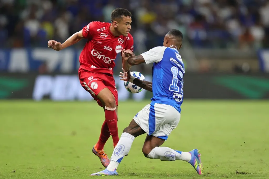 Igor Henrique jogador do Vila Nova-GO durante partida contra o Cruzeiro – Foto: Gilson Lobo/AGIF