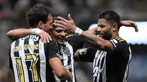 Igor Gomes (à esquerda) seria um dos jogadores emprestados ao Santos em troca de Guilherme no Galo