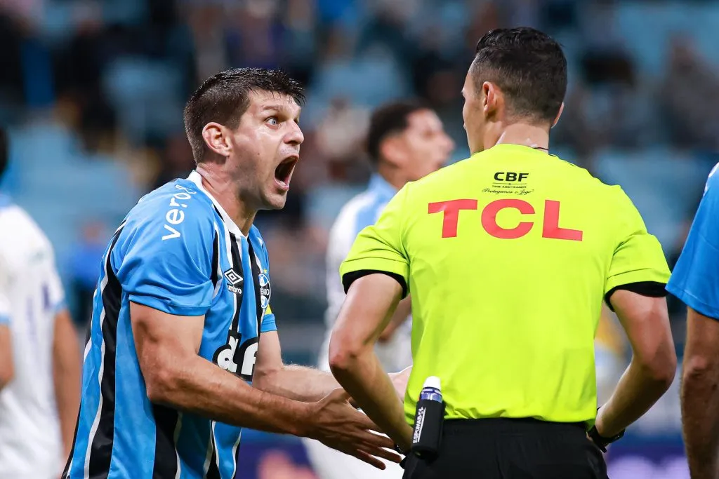 Walter Kannemann protesta contra o árbitro. Foto: Maxi Franzoi/AGIF