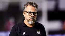 Cléber Xavier, técnico do Santos, durante partida contra o CRB no estádio Vila Belmiro pela Copa Do Brasil 2025
