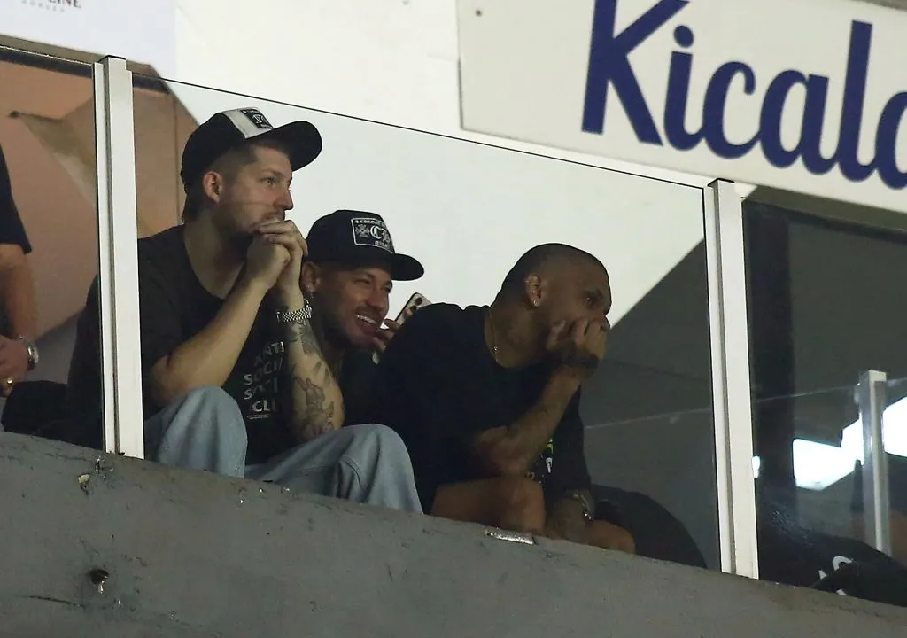 Neymar jogador do Santos assisti o jogo contra o CRB – Foto: Mauricio De Souza/AGIF