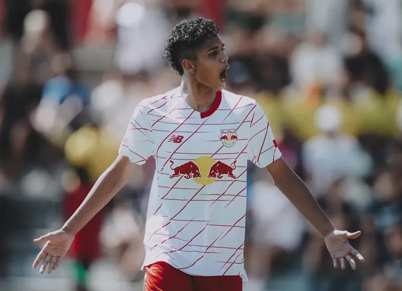 Em 2023, Juliano, disputou um importante campeonato internacional com a equipe (base) do Bragantino e voltou ao Brasil com a taça do “The Next Generation Trophy”. Foto: The Next Generation Trophy/FCL Media