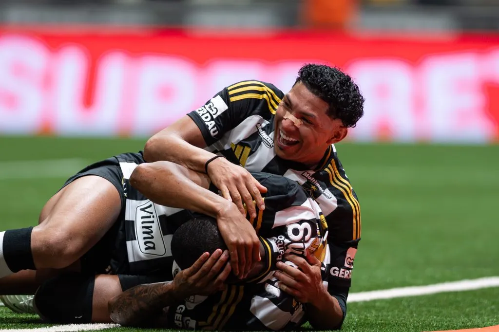 Rony e Patrick comemoram um dos gols do jogo. Foto: Alessandra Torres/AGIF