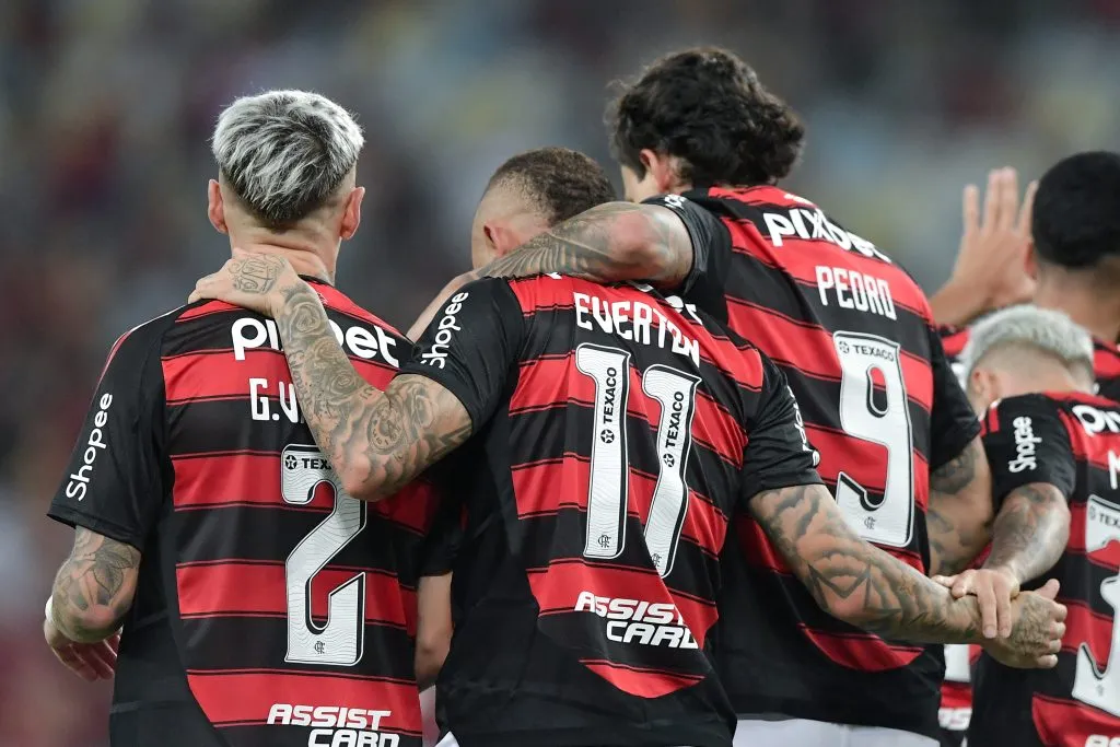 Everton Cebolinha jogador do Flamengo comemora seu gol com jogadores do seu time durante partida contra o Botafogo-PB no estadio Maracana pelo campeonato Copa Do Brasil 2025. Foto: Thiago Ribeiro/AGIF