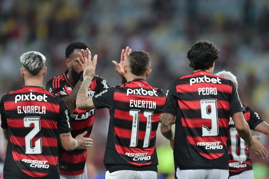 Everton Cebolinha, jogador do Flamengo comemora seu gol com jogadores do seu time durante partida contra o Botafogo-PB no estadio Maracana pelo campeonato Copa Do Brasil 2025. Foto: Thiago Ribeiro/AGIF