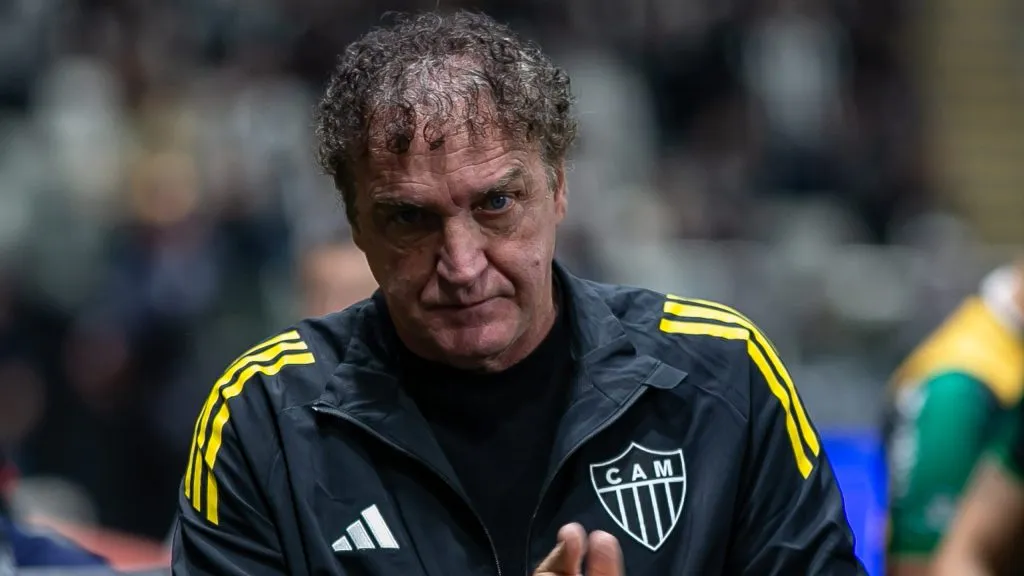 Cuca durante o jogo na Arena MRV. Fernando Moreno/AGIF.