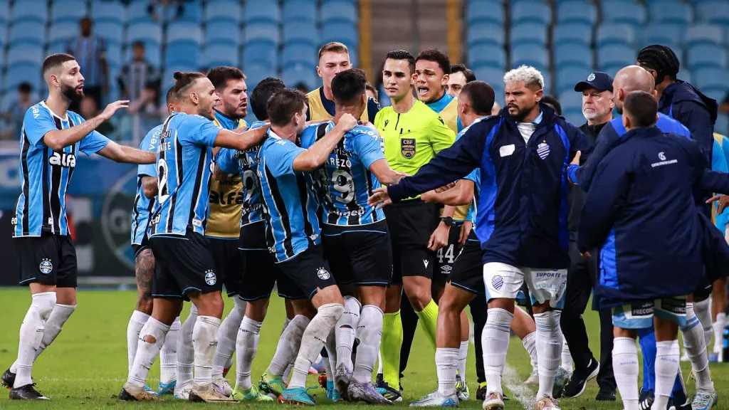 RS – PORTO ALEGRE – 20/05/2025 – COPA DO BRASIL 2025, GREMIO X CSA – Tumulto entre jogadores do Gremio e o arbitro Matheus Delgado Candancan durante partida no estadio Arena do Gremio pelo campeonato Copa Do Brasil 2025. Foto: Maxi Franzoi/AGIF