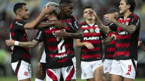 RJ - RIO DE JANEIRO - 21/05/2025 - COPA DO BRASIL 2025, FLAMENGO X BOTAFOGO-PB - Varela jogador do Flamengo comemora seu gol com jogadores do seu time durante partida contra o Botafogo-PB no estadio Maracana pelo campeonato Copa Do Brasil 2025. Foto: Jorge Rodrigues/AGIF