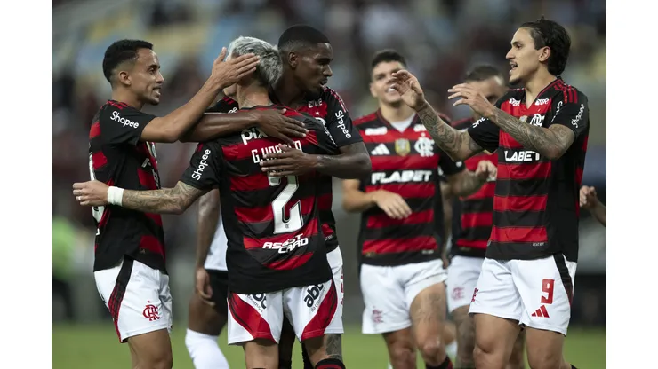 RJ - RIO DE JANEIRO - 21/05/2025 - COPA DO BRASIL 2025, FLAMENGO X BOTAFOGO-PB - Varela jogador do Flamengo comemora seu gol com jogadores do seu time durante partida contra o Botafogo-PB no estadio Maracana pelo campeonato Copa Do Brasil 2025. Foto: Jorge Rodrigues/AGIF