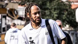 Neymar durante o embarque do elenco para Maceió.