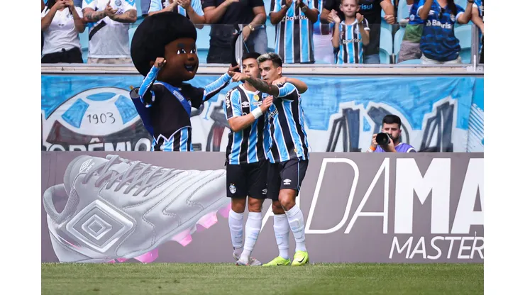 RS - PORTO ALEGRE - 01/02/2025 - GAUCHO 2025, GREMIO X SAO LUIZ-RS - Cristaldo jogador do Gremio comemora seu gol com Aravena jogador da sua equipe durante partida contra o Sao Luiz-RS no estadio Arena do Gremio pelo campeonato Gaucho 2025. Foto: Maxi Franzoi/AGIF