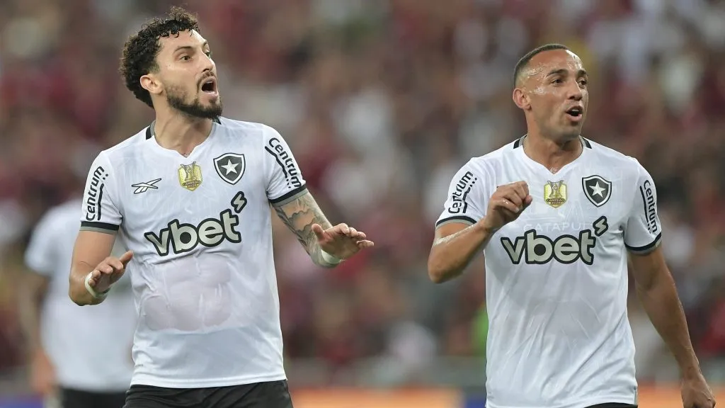Alex Telles jogador do Botafogo durante partida contra o Flamengo no estádio Maracanã pelo campeonato Brasileiro A 2025. Foto: Thiago Ribeiro/AGIF