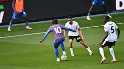 Eze marcado por Alexander Arnold em partida entre Liverpool e Crystal Palace. Foto: SFSI / Alamy Stock Photo