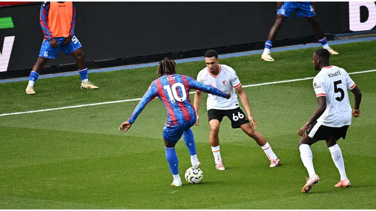 Eze marcado por Alexander Arnold em partida entre Liverpool e Crystal Palace. Foto: SFSI / Alamy Stock Photo