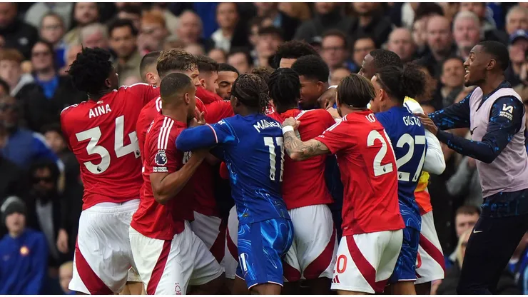 Confusão em campo na partida entre Nottingham Forest e Chelsea. Foto: PA Images / Alamy Stock Photo