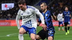 Henrikh Mkhitaryan divide bola com Andrea Belotti em partida entre Como e Inter. Foto: Sportimage Ltd / Alamy Stock Photo