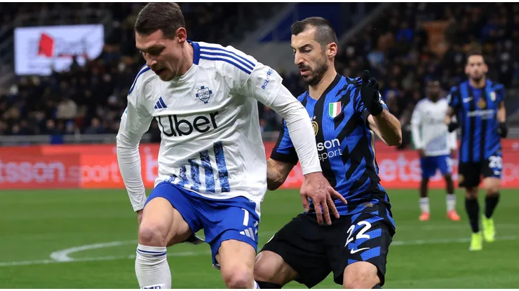 Henrikh Mkhitaryan divide bola com Andrea Belotti em partida entre Como e Inter. Foto: Sportimage Ltd / Alamy Stock Photo