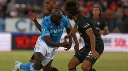 Romelu Lukaku tenta drible em partida entre Cagliari e Napoli. Foto: Independent Photo Agency Srl / Alamy Stock Photo
