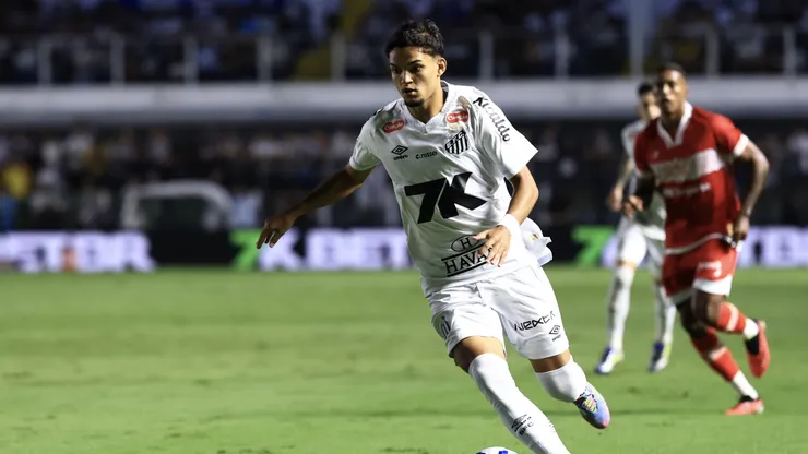 Mateus Xavier jogador do Santos durante partida contra o CRB no estadio Vila Belmiro pelo campeonato Copa Do Brasil 2025. Foto: Marcello Zambrana/AGIF