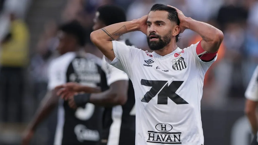Tomás Rincón jogador do Santos lamenta durante partida contra o Corinthians no estádio Arena Corinthians pelo campeonato Brasileiro A 2025. Foto: Ettore Chiereguini/AGIF