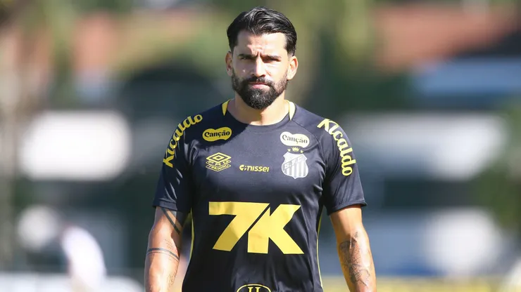 Tomás Rincón jogador do Santos durante treino no Centro de Treinamento CT Rei Pele.