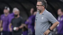 SP - SAO PAULO - 18/05/2025 - BRASILEIRO A 2025, CORINTHIANS X SANTOS - Cleber Xavier tecnico do Santos durante partida contra o Corinthians no estadio Arena Corinthians pelo campeonato Brasileiro A 2025. Foto: Marcello Zambrana/AGIF
