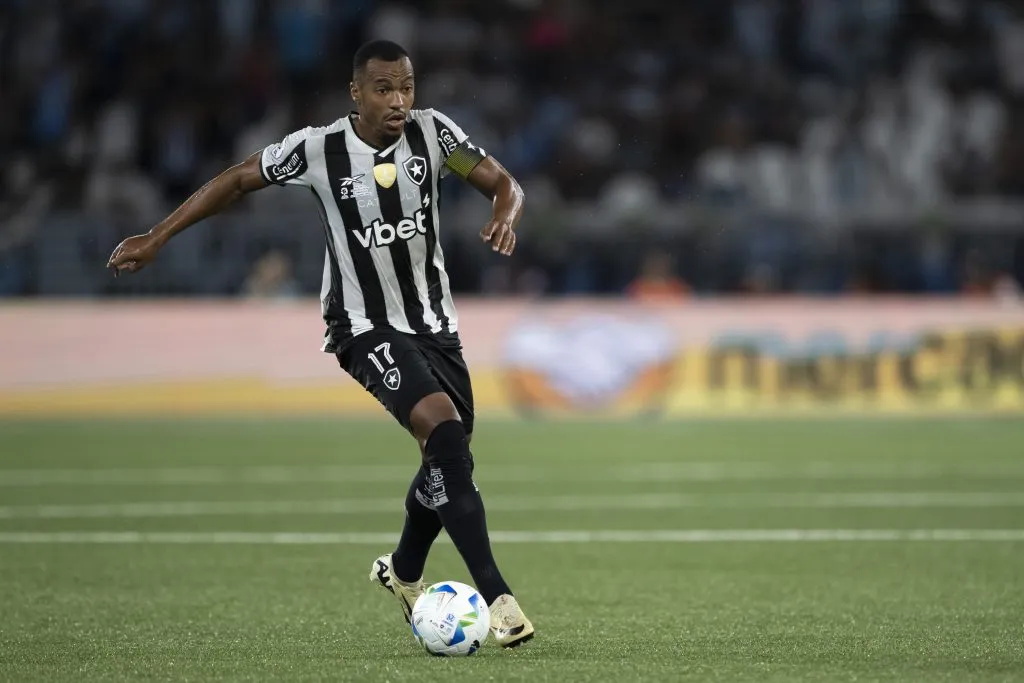 RJ – RIO DE JANEIRO – 27/02/2025 – RECOPA SUL-AMERICANA 2025, BOTAFOGO X RACING – Marlon Freitas jogador do Botafogo durante partida contra o Racing no estadio Engenhao pelo campeonato Recopa Sul-americana 2025. Foto: Jorge Rodrigues/AGIF