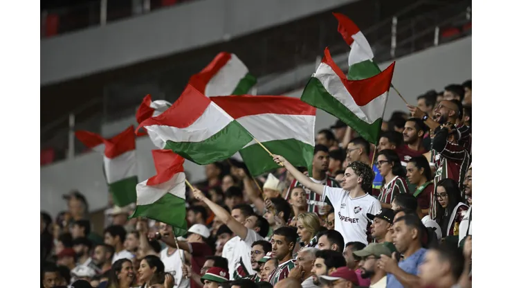 Torcida do Fluminense durante partida contra Aparecidense no estádio Mane Garrincha pelo campeonato Copa Do Brasil 2025. Foto: Mateus Bonomi/AGIF