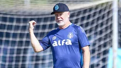 Mano Menezes comanda a busca por contratações