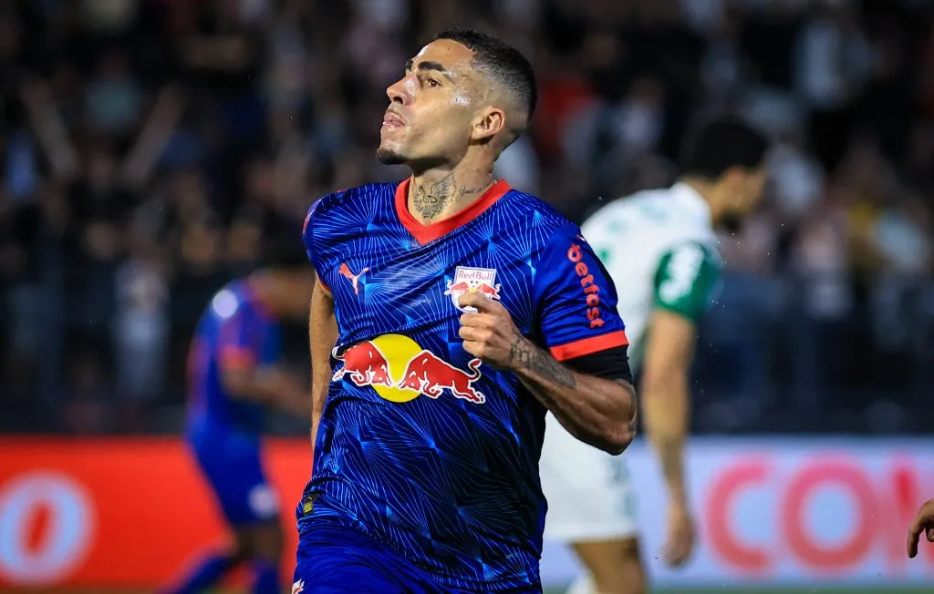 SP – BRAGANCA PAULISTA – 18/05/2025 – BRASILEIRO A 2025, BRAGANTINO X PALMEIRAS – Gabriel jogador do Bragantino comemora seu gol durante partida contra o Palmeiras no estadio Cicero De Souza Marques pelo campeonato Brasileiro A 2025. Foto: Fabio Giannelli/AGIF