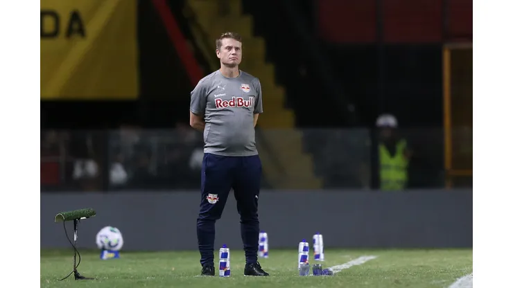 Fernando Seabra técnico do Red Bull Bragantino durante a partida entre Sport e Red Bull Bragantino na Ilha do Retiro em Recife (PE), pelo campeonato brasileiro A 2025. Foto: Marlon Costa/AGIF