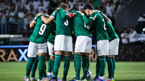 Jogadores do Palmeiras formam roda antes da partida contra Ceará no estádio Arena Allianz Parque pelo campeonato Copa Do Brasil 2025. Foto: Fabio Giannelli/AGIF