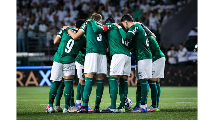 Jogadores do Palmeiras formam roda antes da partida contra Ceará no estádio Arena Allianz Parque pelo campeonato Copa Do Brasil 2025. Foto: Fabio Giannelli/AGIF