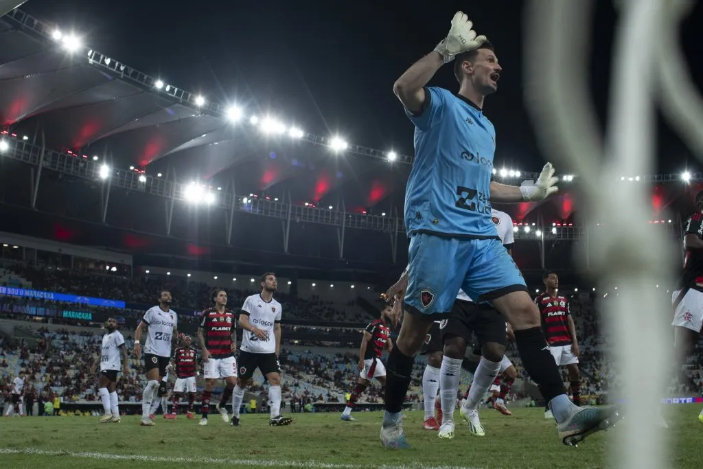 RJ – RIO DE JANEIRO – 21/05/2025 – COPA DO BRASIL 2025, FLAMENGO X BOTAFOGO-PB – Michael Fracaro goleiro do Botafogo-PB durante partida contra o Flamengo no estadio Maracana pelo campeonato Copa Do Brasil 2025. Foto: Jorge Rodrigues/AGIF
