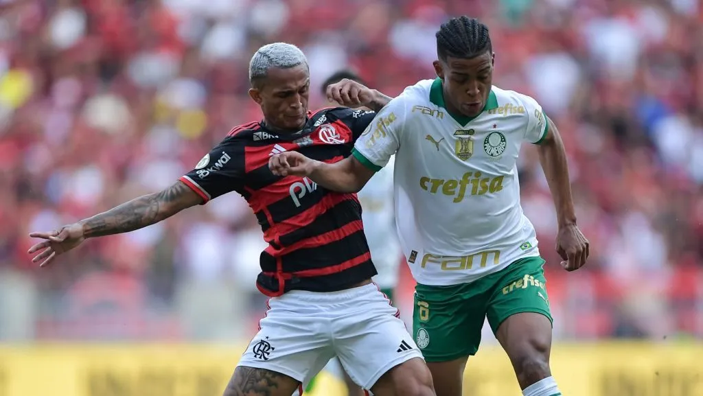 Wesley e Vanderlan durante disputa de bola no Brasileirão 2024. Foto: Thiago Ribeiro/AGIF