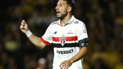 CRICIUMA, BRAZIL - OCTOBER 26: Jonathan Calleri of Sao Paulo gestures during the match between Criciuma and Sao Paulo as part of Brasileirao 2024 at Heriberto Hulse Stadium on October 26, 2024 in Criciuma, Brazil. (Photo by Pedro H. Tesch/Getty Images)