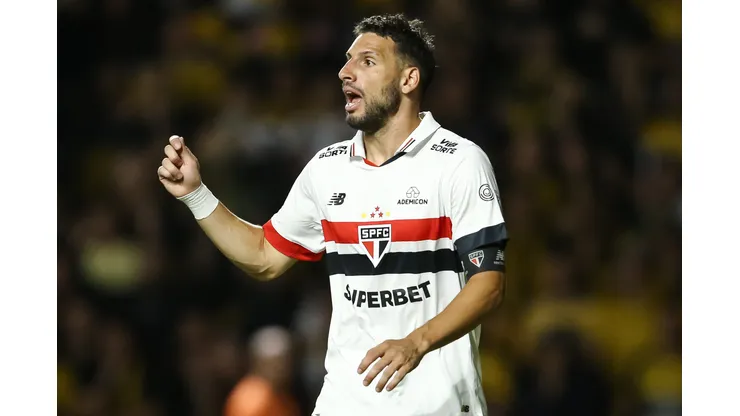 CRICIUMA, BRAZIL - OCTOBER 26: Jonathan Calleri of Sao Paulo gestures during the match between Criciuma and Sao Paulo as part of Brasileirao 2024 at Heriberto Hulse Stadium on October 26, 2024 in Criciuma, Brazil. (Photo by Pedro H. Tesch/Getty Images)