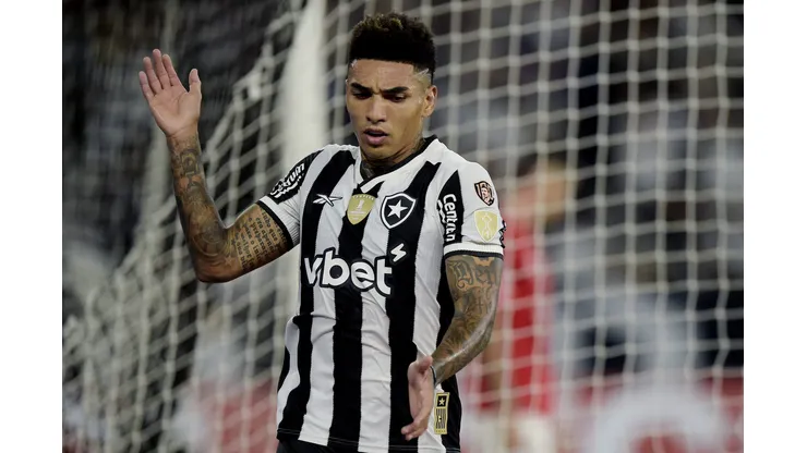 RJ - RIO DE JANEIRO - 14/05/2025 - COPA LIBERTADORES 2025, BOTAFOGO X ESTUDIANTES - Igor Jesus jogador do Botafogo durante partida contra o Estudiantes no estadio Engenhao pelo campeonato Copa Libertadores 2025. Foto: Alexandre Loureiro/AGIF