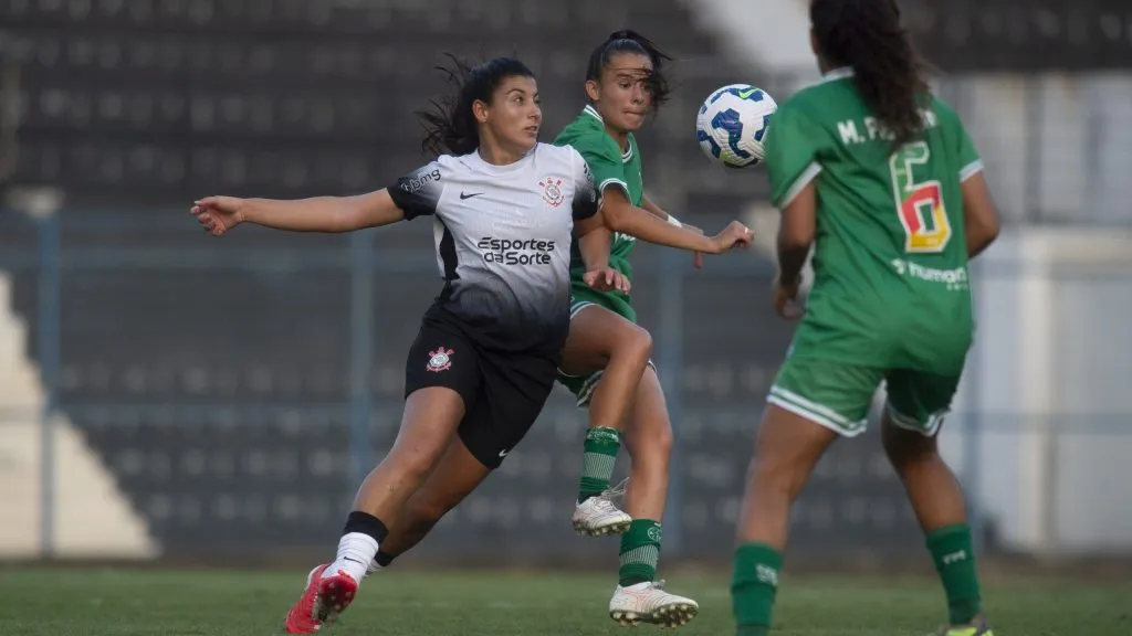 Jhonson jogadora do Corinthians disputa lance com jogadora do Juventude durante partida no estádio Alfredo Schürig pelo Campeonato Brasileiro Feminino 2025. Foto: Anderson Romão/AGIF