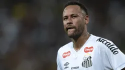 Neymar não conseguiu evitar o vexame do Santos.