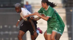 Jhonson jogadora do Corinthians disputa lance com jogadora do Juventude durante partida no estádio Alfredo Schürig pelo Campeonato Brasileiro Feminino 2025.