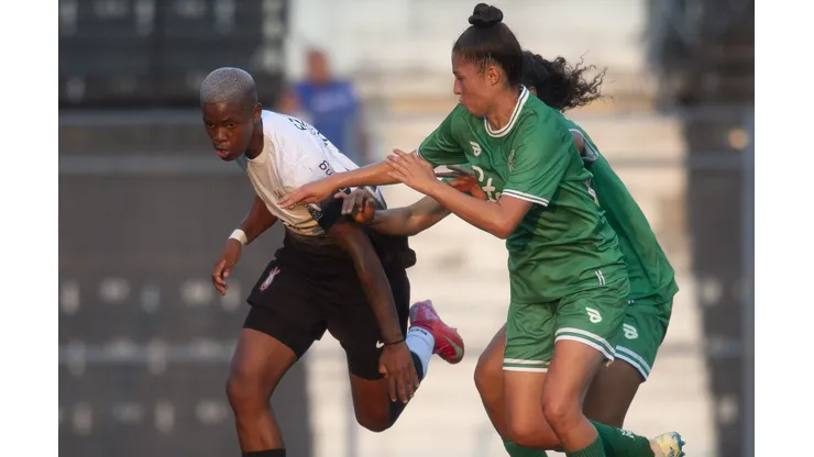 Jhonson jogadora do Corinthians disputa lance com jogadora do Juventude durante partida no estádio Alfredo Schürig pelo Campeonato Brasileiro Feminino 2025.