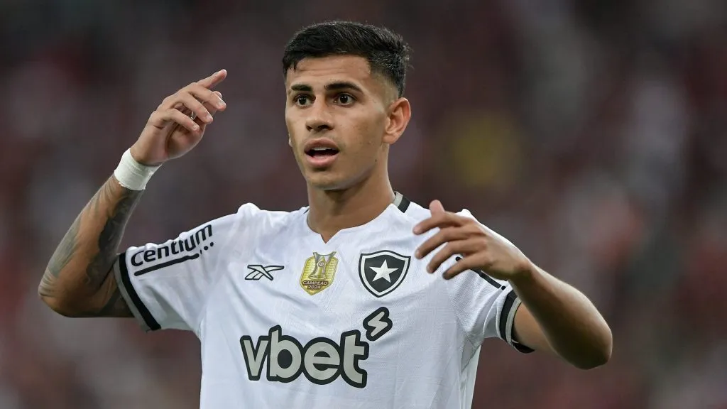 David Ricardo jogador do Botafogo durante partida contra o Flamengo no estádio Maracanã pelo campeonato Brasileiro A 2025. Foto: Thiago Ribeiro/AGIF