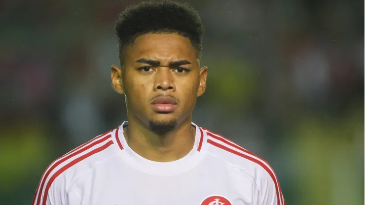 Victor Gabriel, zagueiro do Internacional, alvo do Cruzeiro