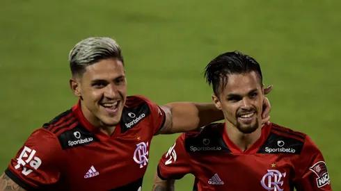 RJ - Volta Redonda - 01/05/2021 - CARIOCA 2021, VOLTA REDONDA X FLAMENGO - Pedro jogador do Flamengo comemora seu gol com Michael jogador da sua equipe durante partida contra o Volta Redonda no estadio Raulino de Oliveira pelo campeonato Carioca 2021. Foto: Thiago Ribeiro/AGIF
