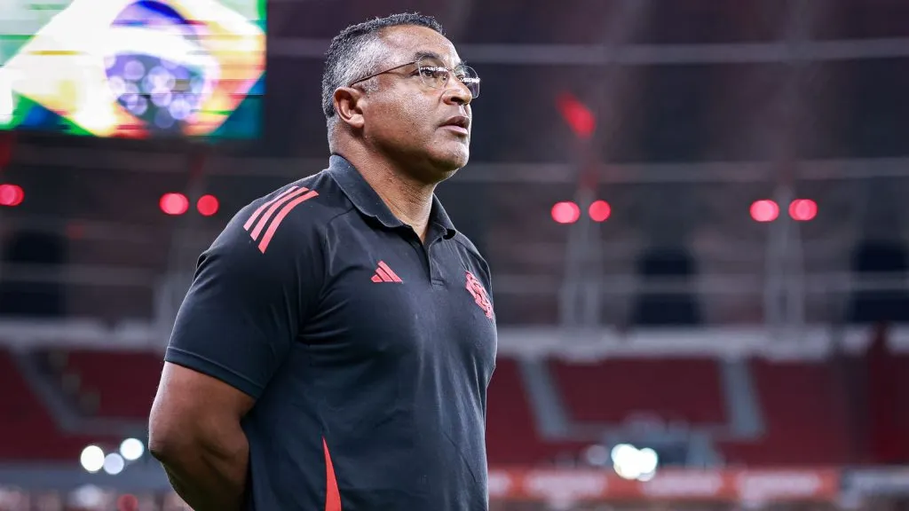 Roger Machado técnico do Internacional durante partida contra o Mirassol no estádio Beira-Rio pelo campeonato Brasileiro A 2025. Foto: Maxi Franzoi/AGIF