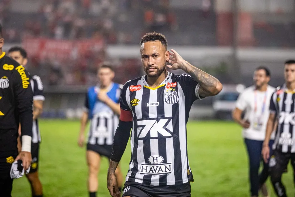 AL – MACEIO – 22/05/2025 – COPA DO BRASIL 2025, CRB X SANTOS – Neymar provoca torcida do CRB, apos eliminacao nos penaltis, estadio Rei Pele pelo campeonato Copa Do Brasil 2025. Foto: Itawi Albuquerque/AGIF